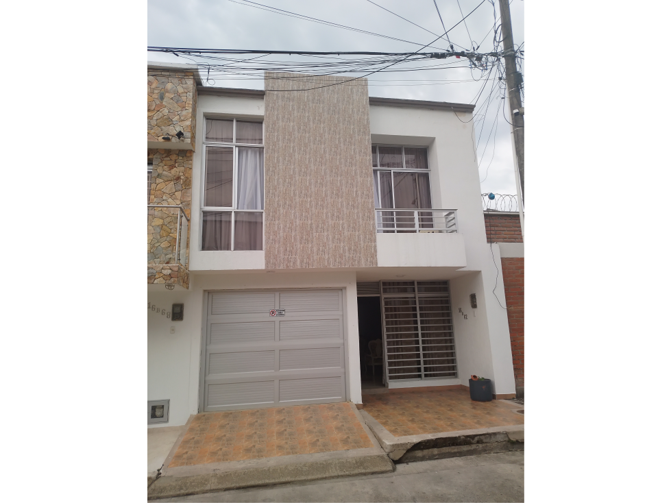 Casa en Venta de 3 Niveles en Cartago B/ Entre Rios