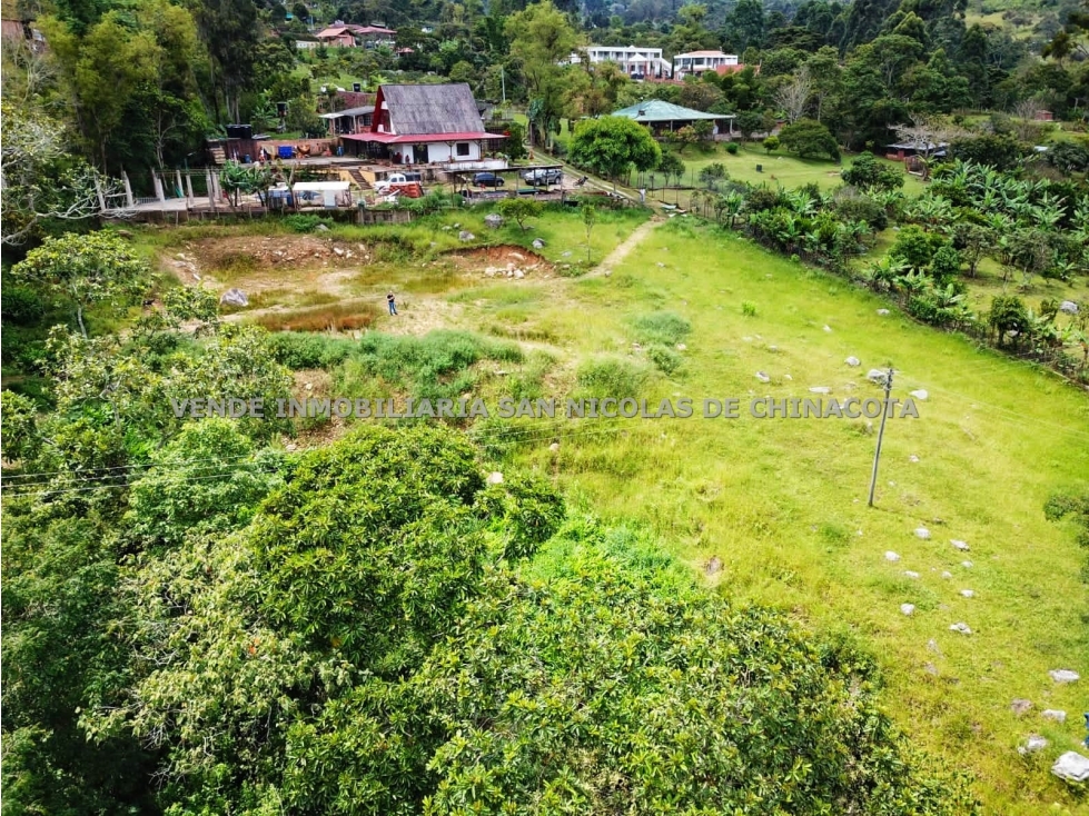 VENDO LOTE EXTENSO EN CHINACOTA