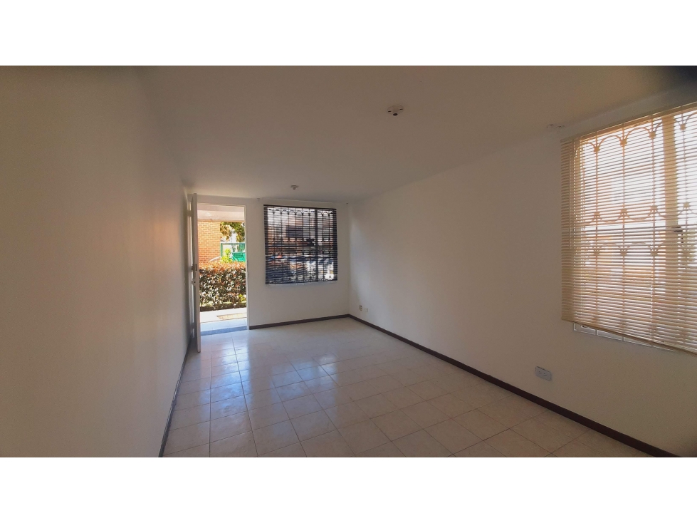 VENTA CASA 3 NIVELES EN BOLIVIA ENGATIVA