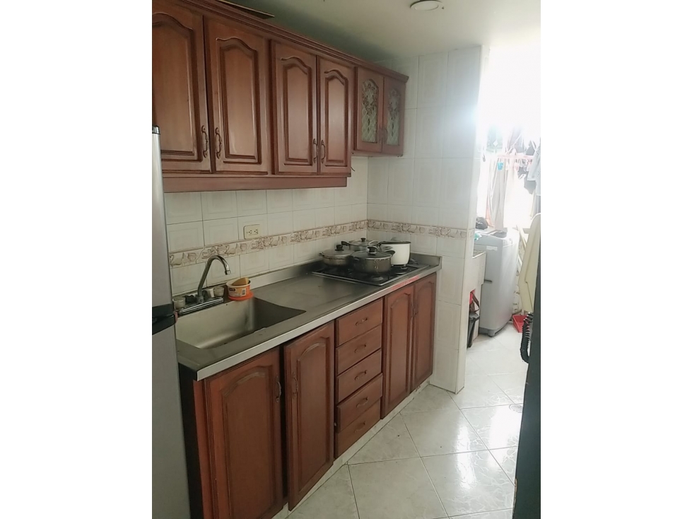 SE VENDE APARTAMENTO EN CRISTOBAL COLON PISO 5 SIN ASCENSOR