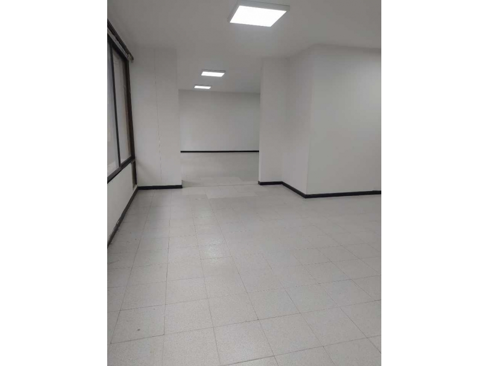 Arriendo amplia oficina sector centro plaza de bolivar , Pereira