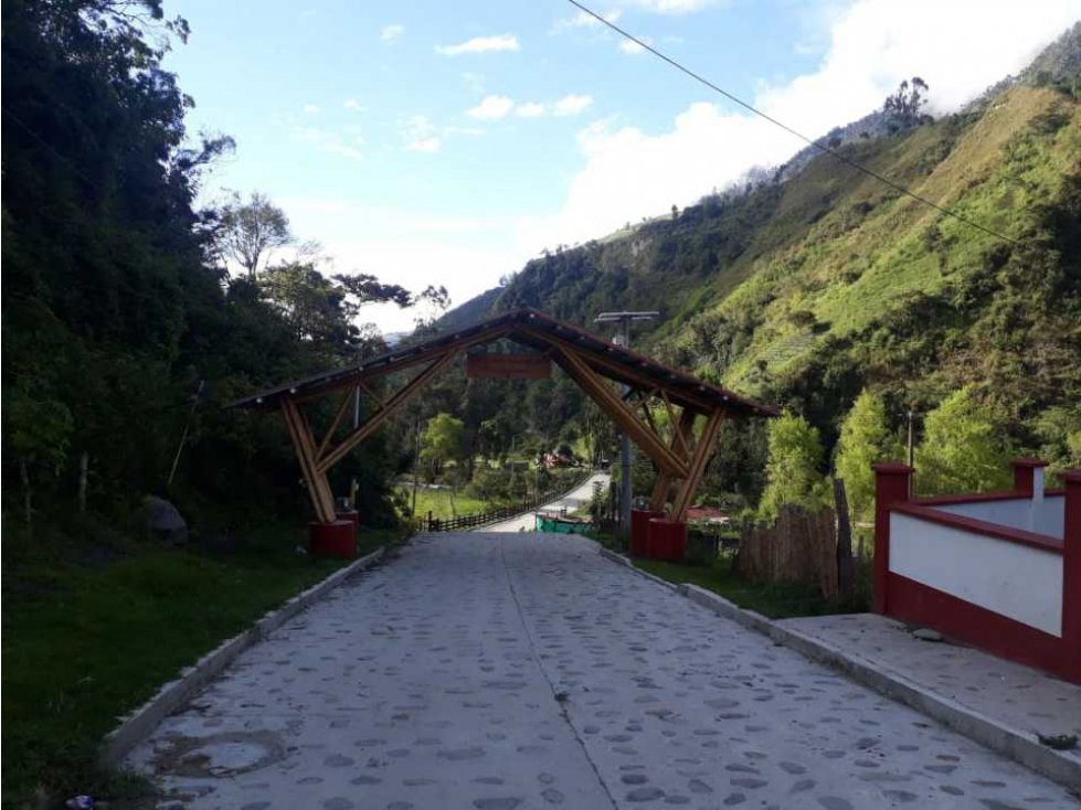 Casa lote en construcción en Toche Tolima con quebrada