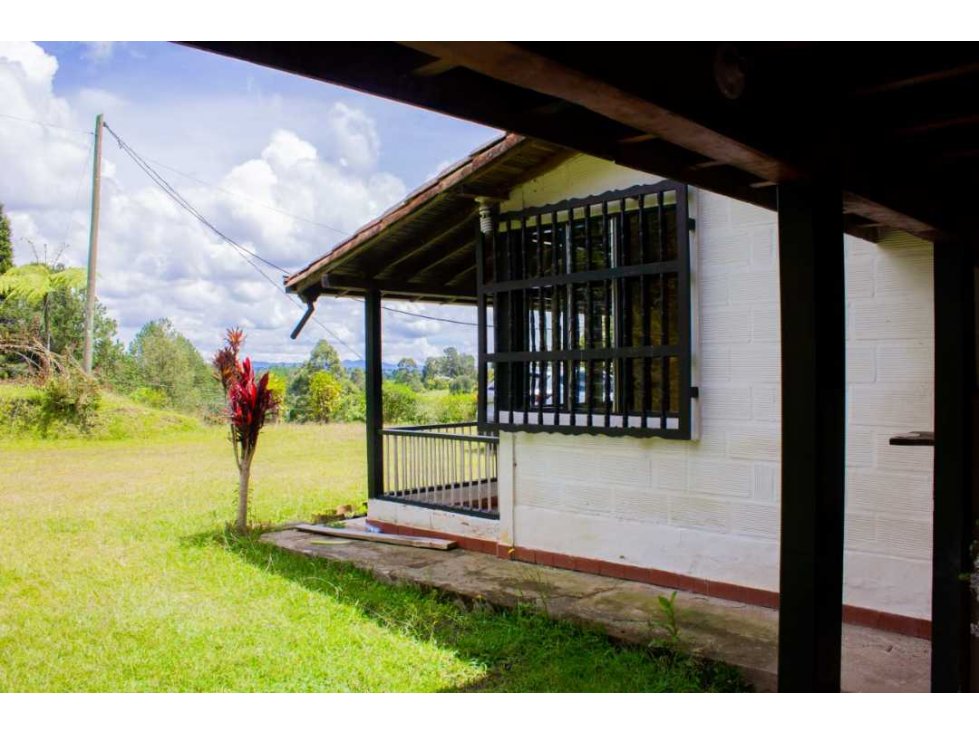 HERMOSA Casa finca. Guarne vereda La Hondita 
A 5 min autopista Medell