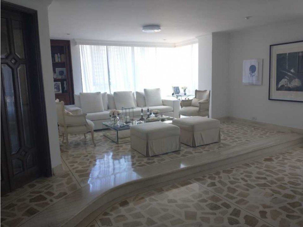 SE VENDE AMPLIO APARTAMENTO EN VILLA COUNTRY