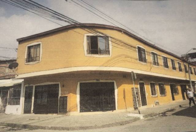 Propiedad con 6 apartamentos en Santa Elena Cali